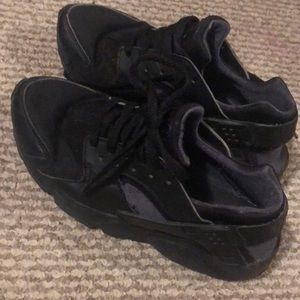 Black Nike Air Huarache 5Y